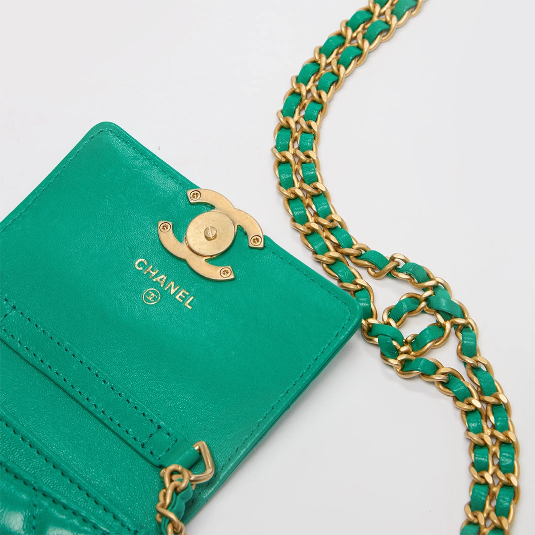 CC Clutch With Chain Crossbody Bag in Green Quilted Lambskin