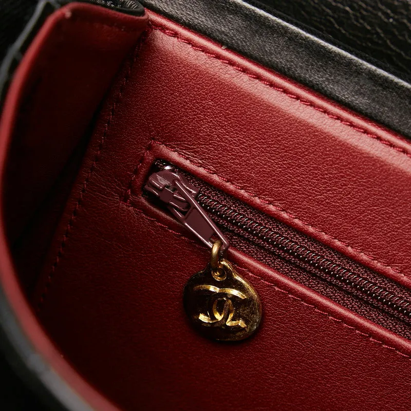 Chanel CC Quilted Leather Flap Bag Leather Shoulder Bag in Good condition