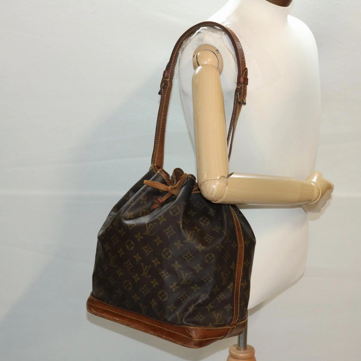 LOUIS VUITTON Monogram Noe Shoulder Bag M42224 LV 39449