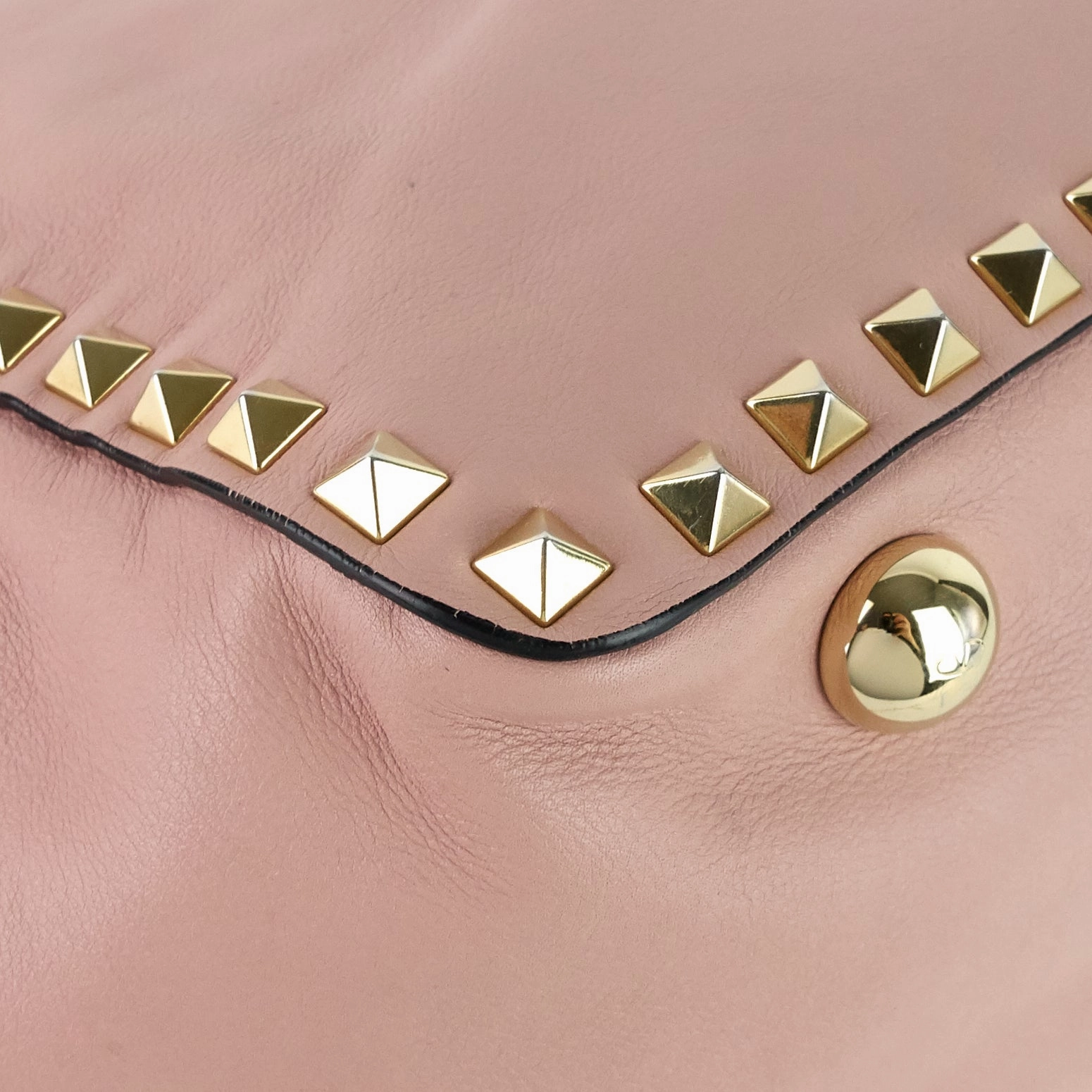 Rockstud Medium Poudre Calfskin Bag