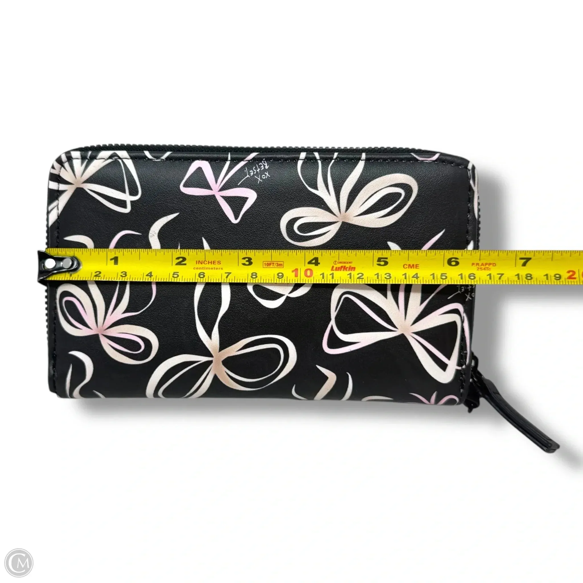 XO Zip Around Long Wallet Wristlet By Betsey Johnson, Size: Medium